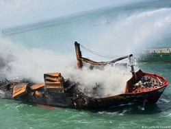 Karamnya Kapal Pembawa Bahan Kimia Ciptakan Bencana Ekologi di Sri Lanka