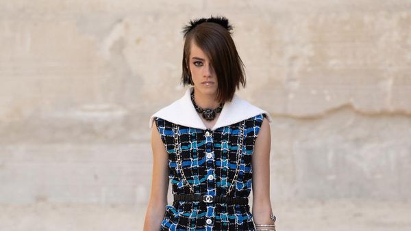 10 Koleksi Busana Chanel Resort 2022 yang Menampilkan Gaya Punk
