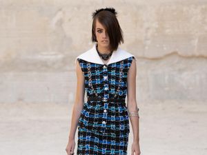 10 Koleksi Busana Chanel Resort 2022 yang Menampilkan Gaya Punk