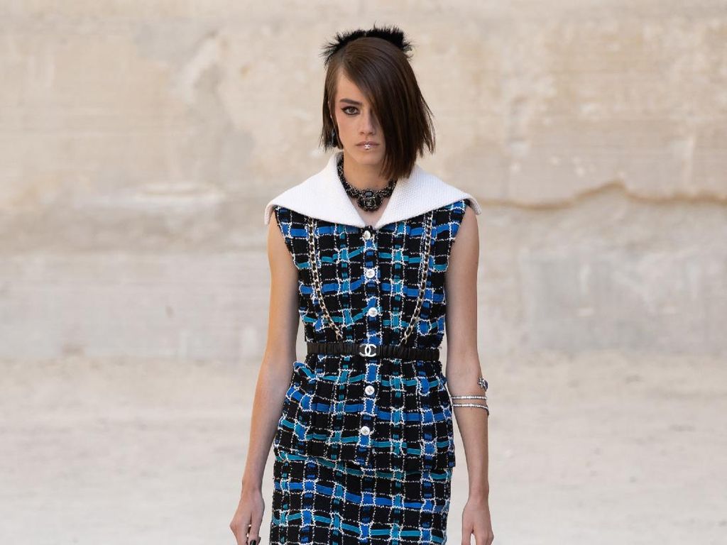 10 Koleksi Busana Chanel Resort 2022 yang Menampilkan Gaya Punk 10 Koleksi Busana Chanel Resort 2022 yang Menampilkan Gaya Punk