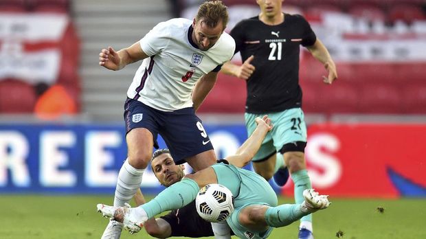 Laga Persahabatan Eropa Soccer Football - International Friendly - England v Austria - Riverside Stadium, Middlesbrough, Britain - June 2, 2021 England's Harry Kane in action with Austria's Aleksandar Dragovic Pool via REUTERS/Peter Powell TPX IMAGES OF THE DAY
