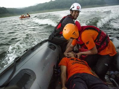 Menjadi Pahlawan Kemanusiaan di Perairan