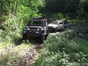 Serunya Puluhan Mobil Offroad Jelajahi Lereng Gunung Semeru
