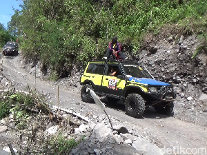 Foto: Naik Mobil Offroad Taklukkan Lereng Gunung Semeru