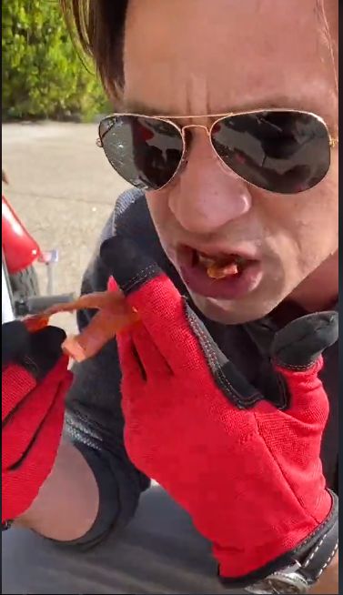 Nyleneh! Bule Ini Panggang Daging di Knalpot Motor
