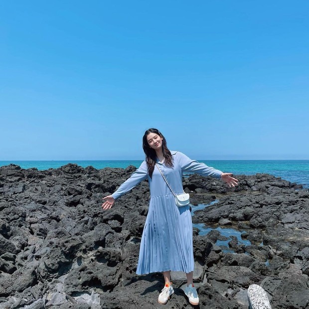 Outfit ke pantai ala Park Ju Hyun