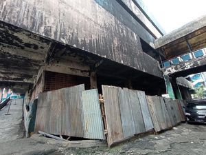 Sedang Diperbaiki, Pasar Minggu yang Terbakar Ditutup Pagar Seng