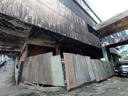 Sedang Diperbaiki, Pasar Minggu yang Terbakar Ditutup Pagar Seng