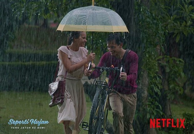 Potongan adegan Aurora Ribero dan Jefri Nichol dalam film Seperti Hujan yang Jatuh ke Bumi.