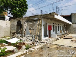 Tak Ada IMB, Tempat Kos di Jl Tegangan Tinggi Jaksel Dibongkar Satpol PP
