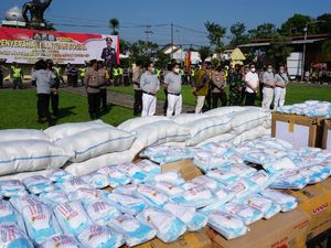 1.000 Keluarga Terdampak Pandemi COVID-19 di Mojokerto Digelontor Beras-Masker