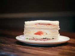 Setelah Pisang, Cara Makan Sandwich Sesuai Etiket Ini Juga Jadi Sorotan