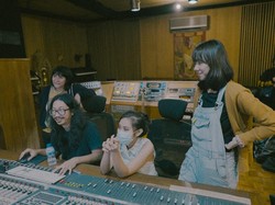 Diskoria, FLEUR! & Tara Basro Garap Lagu di Studio Legendaris Ini