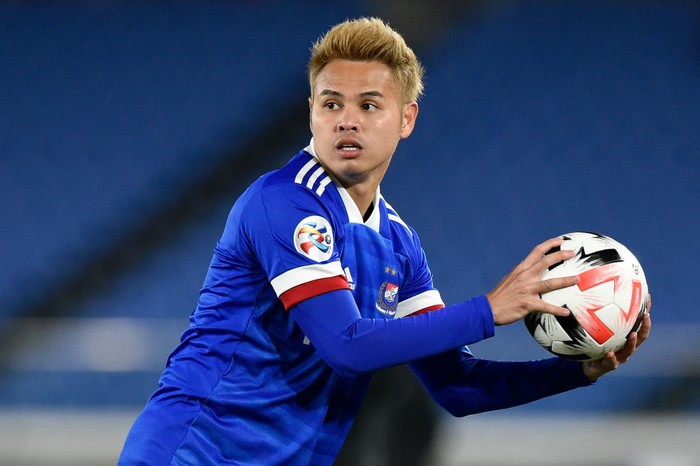 YOKOHAMA, JAPAN - FEBRUARY 19: Bunmathan Theerathon #5 of Yokohama F.Marinos looks to throw the ball during the AFC Champions League Group H match between Yokohama F.Marinos and Sydney FC at Nissan Stadium on February 19, 2020 in Yokohama, Kanagawa, Japan. (Photo by Matt Roberts/Getty Images)