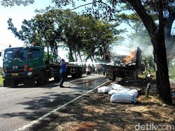 Truk Muat Tiner dan Baju Terbakar di Pantura Probolinggo