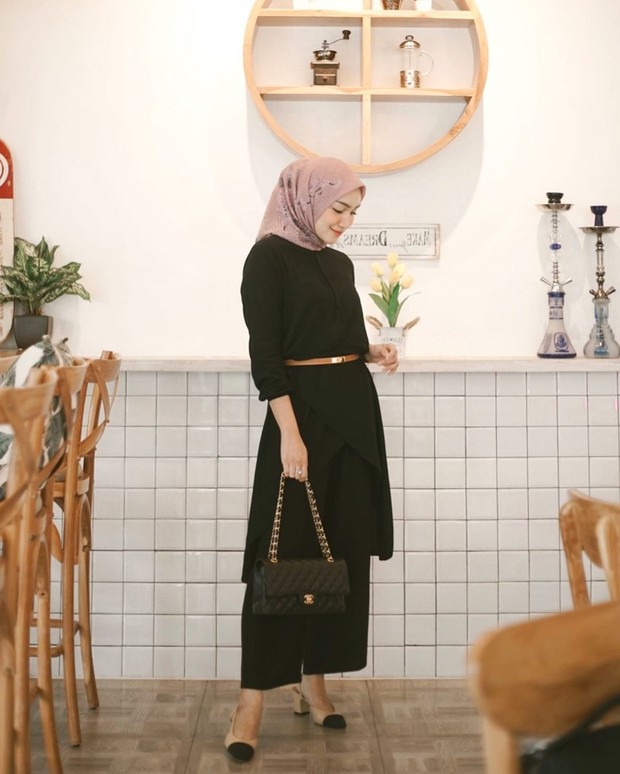 Tunik hitam dan kulot