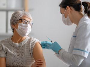 Banyak Lansia Kena COVID-19 Habis Lebaran, Vaksinasi Jemput Bola Penting