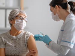 Banyak Lansia Kena COVID-19 Habis Lebaran, Vaksinasi Jemput Bola Penting