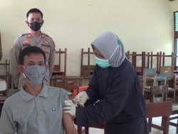 Jelang Pembelajaran Tatap Muka, Guru-Staf SMKN 1 Cibitung Divaksin COVID