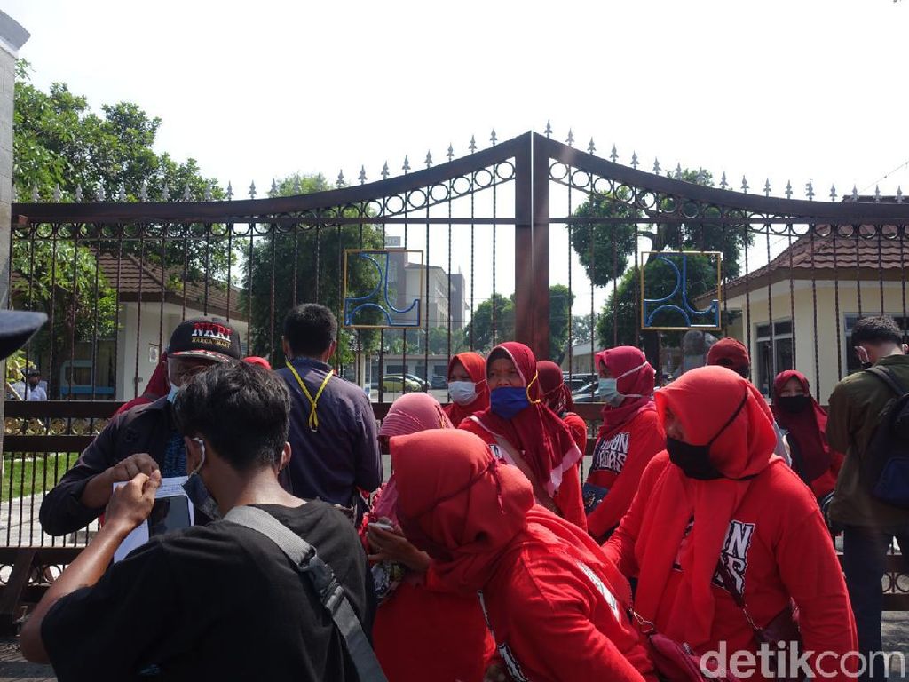 Warga Wadas Geruduk Kantor BBWS-SO, Tolak IPL Bendungan Bener Warga Wadas Geruduk Kantor BBWS-SO, Tolak IPL Bendungan Bener