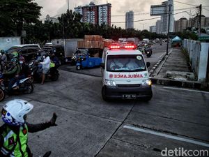 Duduk Perkara Ambulans Tertahan Saat Melintas Iringan Mobil Pejabat Duduk Perkara Ambulans Tertahan Saat Melintas Iringan Mobil Pejabat