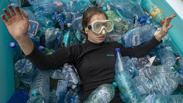 Aksi Aktivis Rumania Kala Protes Lingkungan