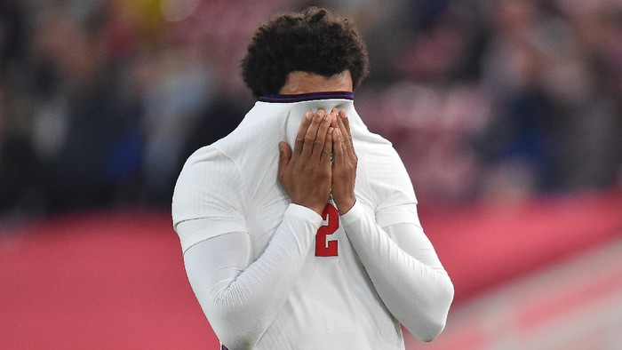 MIDDLESBROUGH, ENGLAND - JUNE 02: Trent Alexander-Arnold of England reacts after picking up an injury during the international friendly match between England and Austria at Riverside Stadium on June 02, 2021 in Middlesbrough, England. (Photo by Peter Powell - Pool/Getty Images)