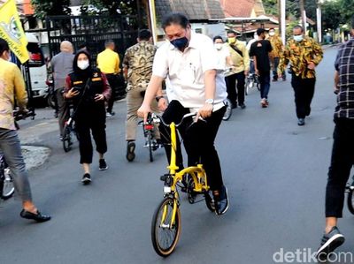 Asyiknya Airlangga Gowes Brompton Made in Bandung