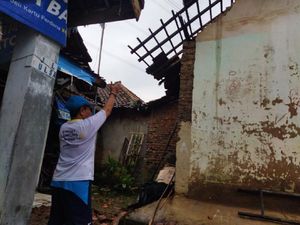 Angin Puting Beliung Terjang Cilegon, Atap Rumah Warga Berterbangan