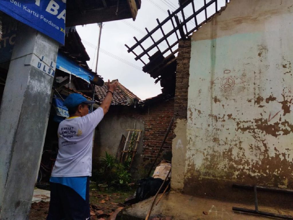 Angin Puting Beliung Terjang Cilegon, Atap Rumah Warga Berterbangan Angin Puting Beliung Terjang Cilegon, Atap Rumah Warga Berterbangan