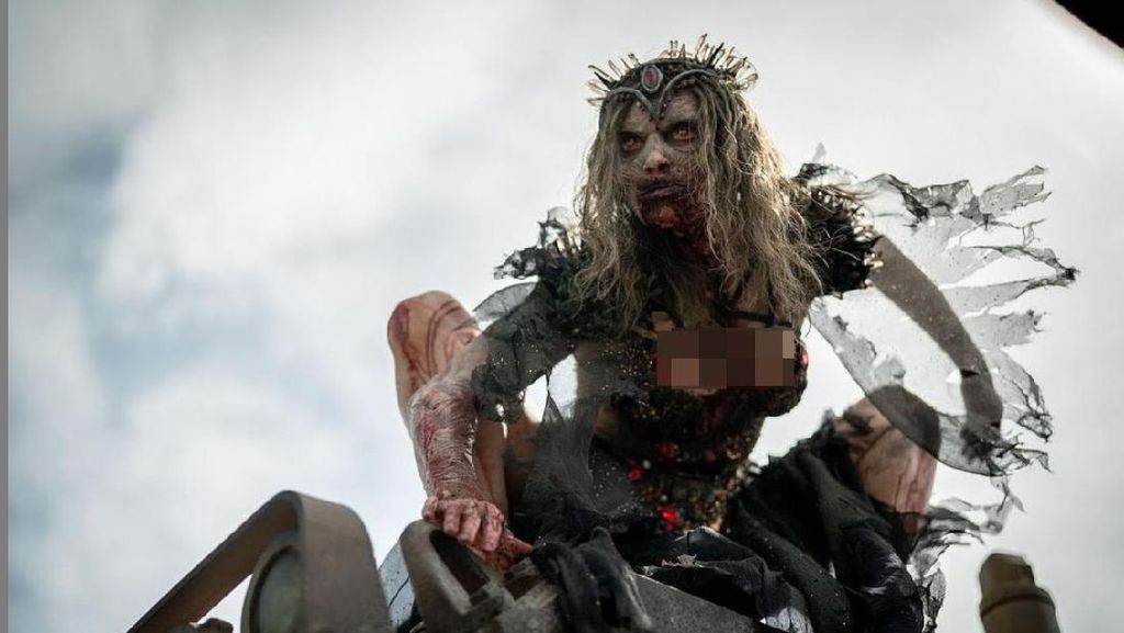 Wajah Cantik di Balik Ratu Zombie Seram di Film Army of the Dead