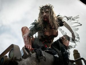 Wajah Cantik di Balik Ratu Zombie Seram di Film Army of the Dead Wajah Cantik di Balik Ratu Zombie Seram di Film Army of the Dead