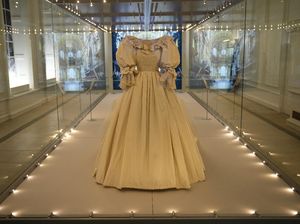 Kini Gaun Pengantin Putri Diana Dipajang di Kensington Kini Gaun Pengantin Putri Diana Dipajang di Kensington