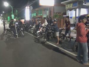 Panik Dirazia, Pelaku Balap Liar di Makassar Kocar-kacir Hingga Jatuh Panik Dirazia, Pelaku Balap Liar di Makassar Kocar-kacir Hingga Jatuh