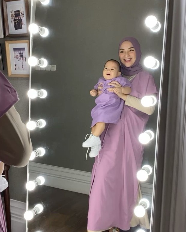 Citra Kirana sedang bercermin bersama baby atharr/instagram.com/citraciki