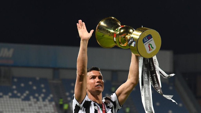 REGGIO NELLEMILIA, ITALY - MAY 18: Cristiano Ronaldo of Juventus celebrates with the TIMVISION cup following the TIMVISION Cup Final between Atalanta BC and Juventus on May 18, 2021 in Reggio nellEmilia, Italy. (Photo by Claudio Villa/Getty Images for Lega Serie A)