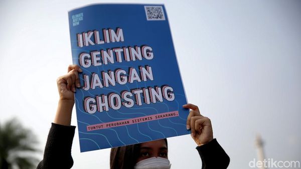 Deretan Poster Curhatan Para Aktivis di Hari Lingkungan Hidup Sedunia