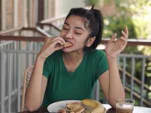 Doyan Makan Enak, Ini Keseruan Fanny Ghassani saat Jajan Sate dan Mie Goreng Doyan Makan Enak, Ini Keseruan Fanny Ghassani saat Jajan Sate dan Mie Goreng