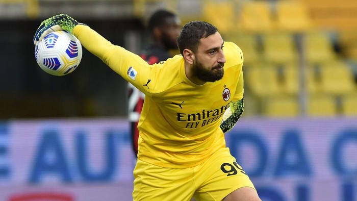 PARMA, ITALY - APRIL 10: Gianluigi Donnarumma of AC Milan in action during the Serie A match between Parma Calcio  and AC Milan at Stadio Ennio Tardini on April 10, 2021 in Parma, Italy. Sporting stadiums around Italy remain under strict restrictions due to the Coronavirus Pandemic as Government social distancing laws prohibit fans inside venues resulting in games being played behind closed doors.  (Photo by Giuseppe Bellini/Getty Images)