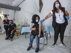 Vaksinasi di Kamp Migran Yunani Dimulai, Banyak Pengungsi Ragu Disuntik