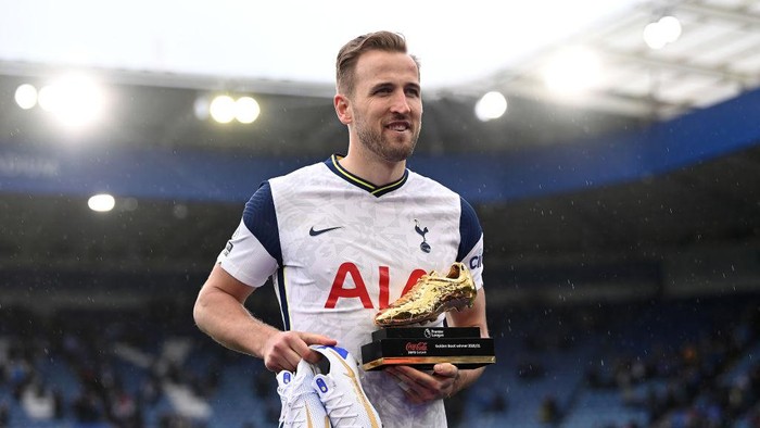 LEICESTER, ENGLAND - MAY 23: Harry Kane of Tottenham Hotspur poses with the Coca-Cola Zero Sugar Golden Boot Winner award following his teams victory in the Premier League match between Leicester City and Tottenham Hotspur at The King Power Stadium on May 23, 2021 in Leicester, England. A limited number of fans will be allowed into Premier League stadiums as Coronavirus restrictions begin to ease in the UK. (Photo by Laurence Griffiths/Getty Images)