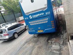 Aspal Busway Halte Kuningan Timur Arah Monas Rusak Berlubang
