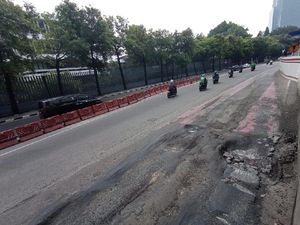 Ada Lubang di Busway Halte Kuningan Timur, Penumpang TransJ Tak Nyaman