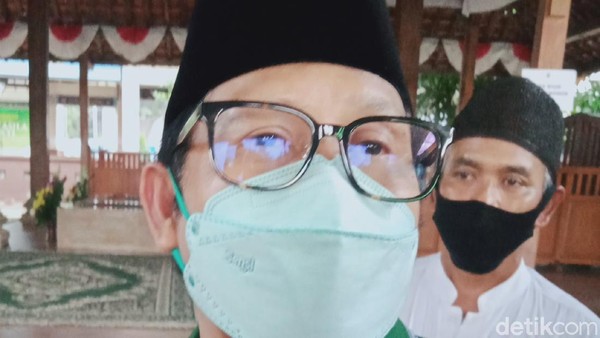 Ketum PKB Muhaimin Iskandar atau Cak Imin ziarah ke makam pendiri Ponpes Al-Muttaqien Pancasila Sakti, Kiai Muslim Rifai Imampuro atau Mbah Liem di Klaten, Jumat (4/6/2021).