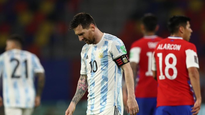 SANTIAGO DEL ESTERO, ARGENTINA - JUNE 03: Lionel Messi of Argentina looks dejected after a match between Argentina and Chile as part of South American Qualifiers for Qatar 2022 at Estadio Unico Madre de Ciudades on June 03, 2021 in Santiago del Estero, Argentina. (Photo by Agustin Marcarian - Pool/Getty Images)