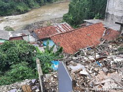 Tebing Setinggi 7 Meter di Bogor Longsor, 1 Orang Sempat Tertimbun