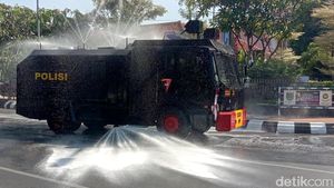 Masuk Zona Merah Corona, Jalanan di Kudus Disemprot Disinfektan