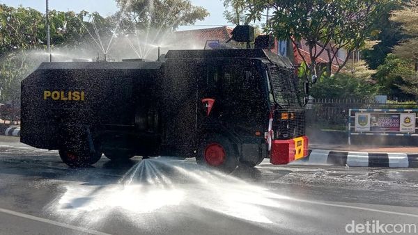 Masuk Zona Merah Corona, Jalanan di Kudus Disemprot Disinfektan