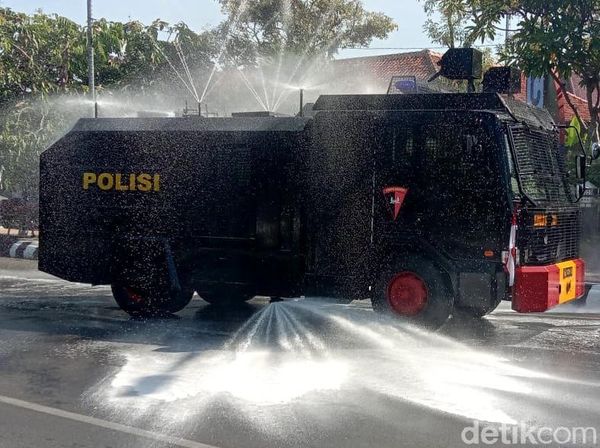 Masuk Zona Merah Corona, Jalanan di Kudus Disemprot Disinfektan