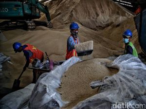 Melihat Gunungan Gula Rafinasi Impor dari India